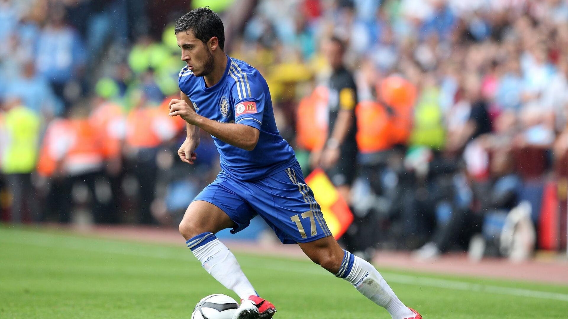 “简阳文体中心：羽毛球赛场高手对决，观众连连喝彩”